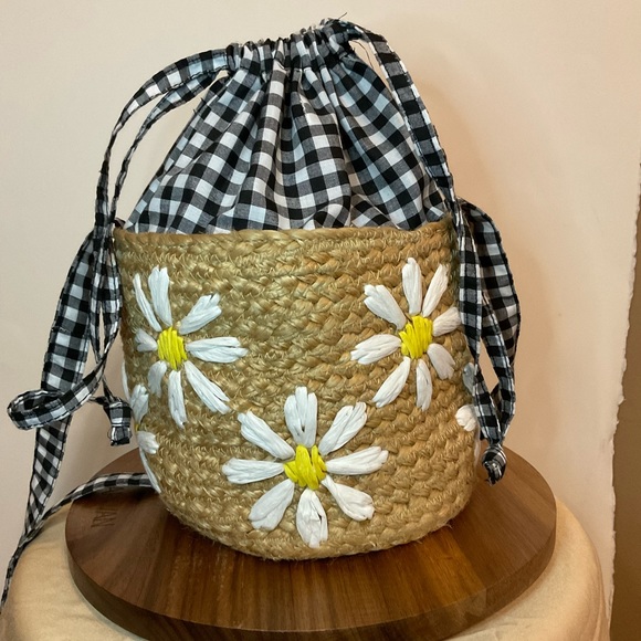 Shiraleah Drawstring bucket bag with daisies - Picture 4 of 4